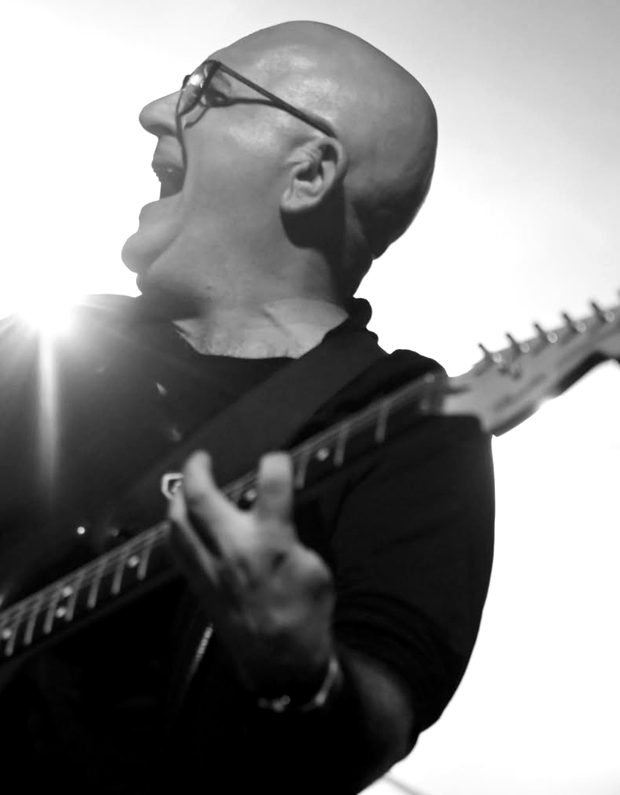 Michał „Michu” Jakubowski z gitarą na scenie